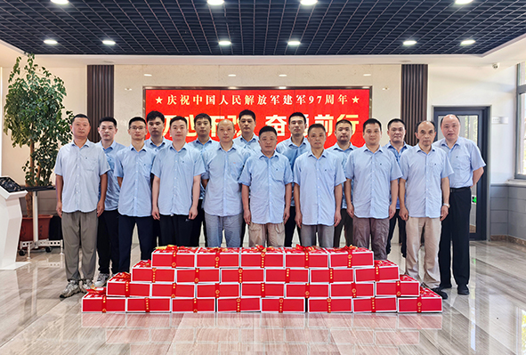 镇江默勒开展“情暖八一”退役员工慰问活动-01.jpg